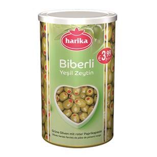 Grüne Oliven mit roter Paprikapaste